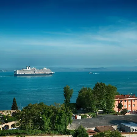 Metropolis & Πανσιόν 3*